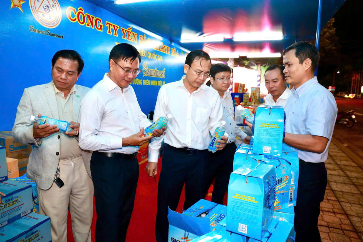Các đại biểu thăm gian hàng sản phẩm của Công ty Yến sào Khánh Hòa. (ảnh X.H)