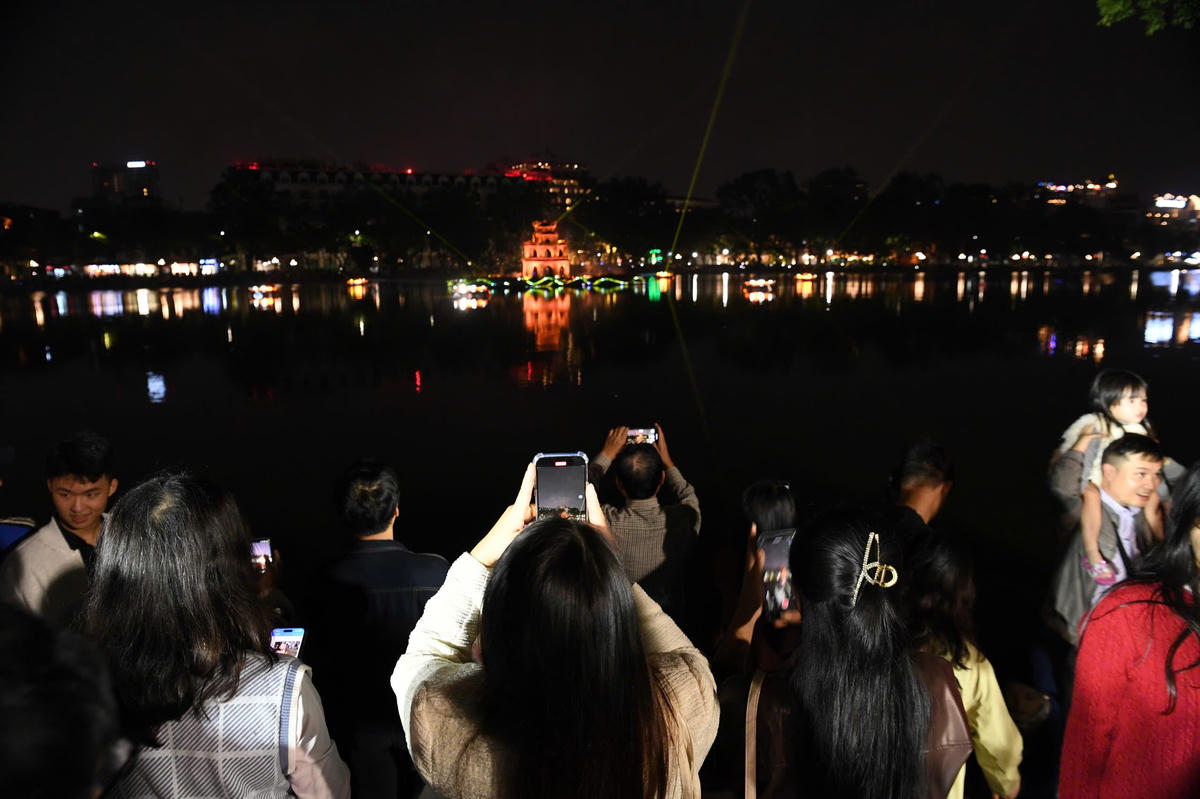 Không gian ánh sáng góp phần làm phong phú thêm trải nghiệm tham quan Hồ Gươm về đêm. Ảnh: Phạm Sỹ.