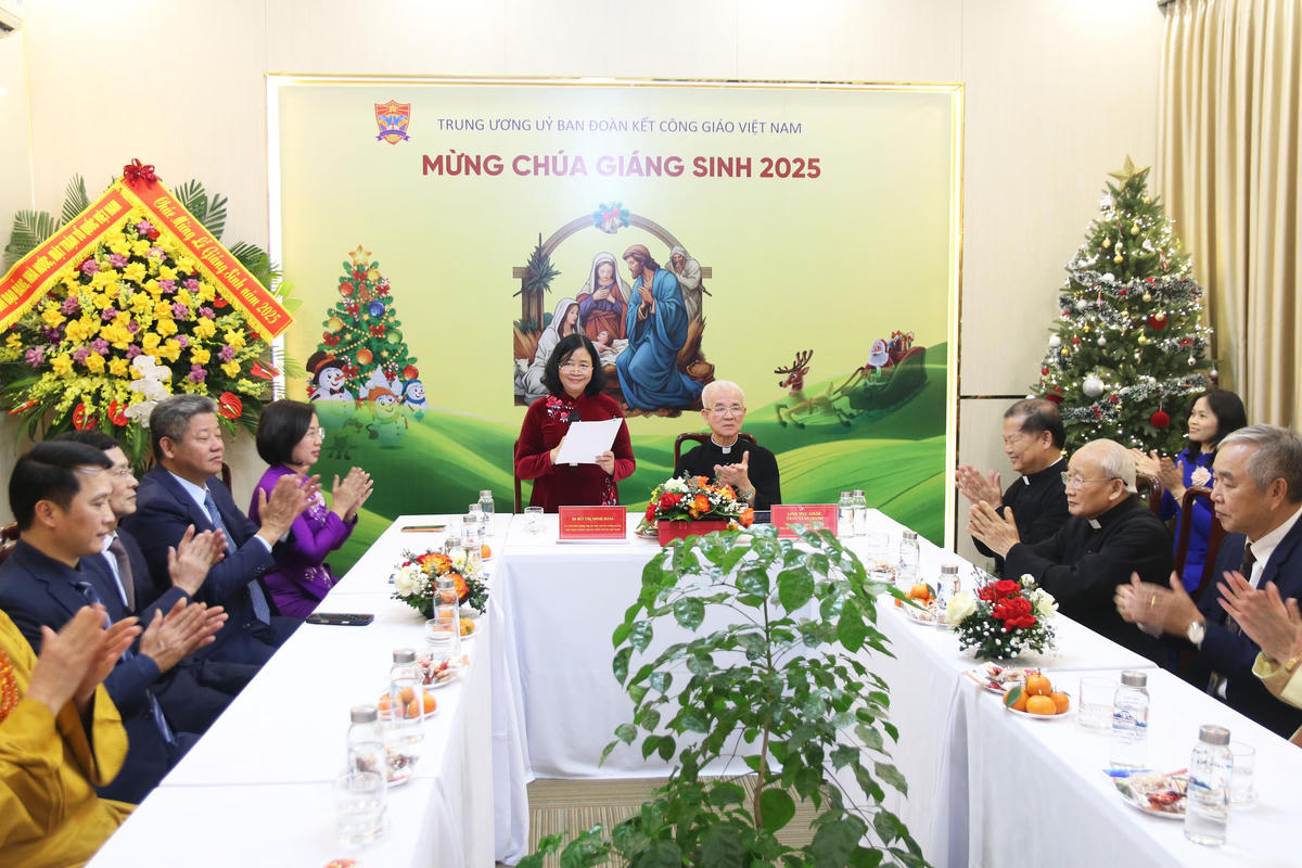 Ủy viên Bộ Chính trị, Bí thư Trung ương Đảng, Bí thư Đảng ủy MTTQ, các đoàn thể Trung ương, Chủ tịch UBTƯ MTTQ Việt Nam Bùi Thị Minh Hoài phát biểu tại buổi thăm và chúc mừng Ủy ban Đoàn kết Công giáo Việt Nam.

