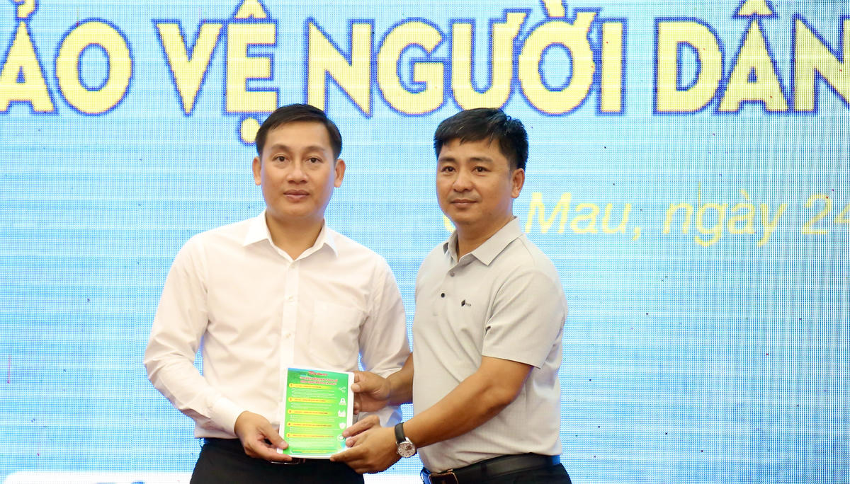 Ông Trần Quốc Trung - Phụ trách VP Đại diện Báo Đại đoàn kết tại Tây Nam Bộ trao bộ khuyến nghị "5 hành đồng an toàn số cho công đồng Cà Mau" cho đại diện Hiệp Hội Chuyển đổi số tỉnh Cà Mau. Ảnh: Thanh tiến