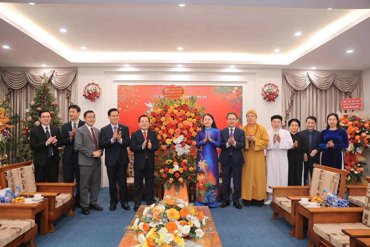 Ủy viên Trung ương Đảng, Phó Chủ tịch - Tổng Thư ký UBTƯ MTTQ Việt Nam Nguyễn Thị Thu Hà thăm, chúc mừng Hội thánh Tin Lành (miền Bắc).

