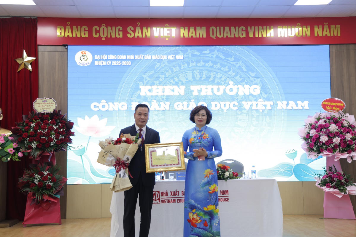 Đồng chí Đặng Hoàng Anh - Phó Chủ tịch Công đoàn Giáo dục Việt Nam tặng Bằng khen cho Tập thể Công đoàn NXBGDVN