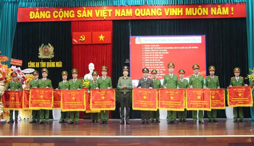 Thượng tướng Lê Văn Tuyến trao Cờ thi đua cho các đơn vị thuộc Công an tỉnh Quảng Ngãi đạt thành tích xuất sắc trong phong trào thi đua Vì an ninh Tổ quốc 2025. Ảnh: CV.
