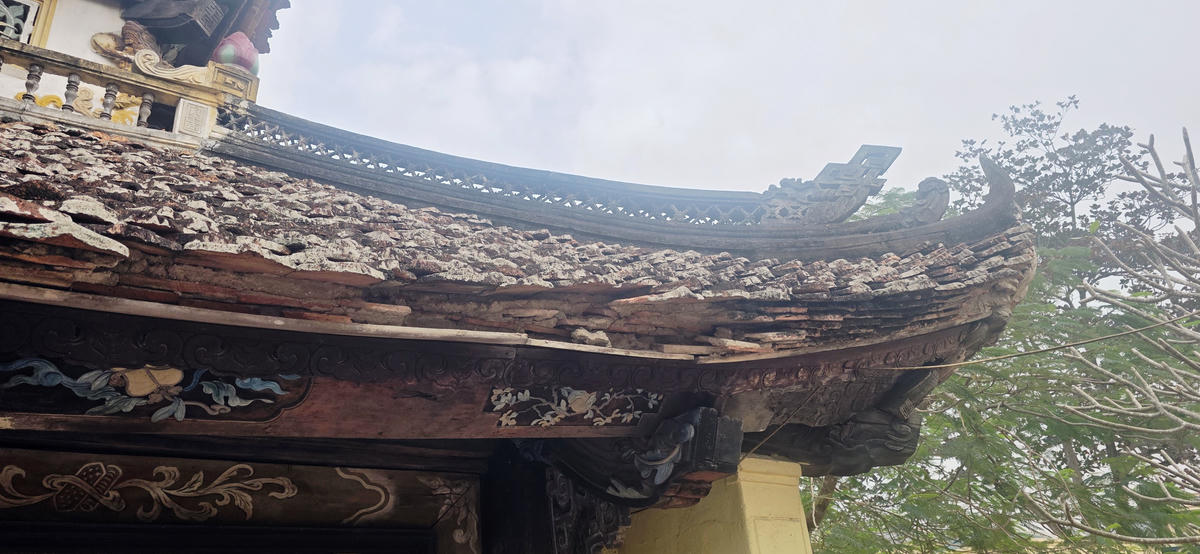 Phần mái trước của nghè đã bị tụt ngói và đứt gãy. Ảnh: Nguyễn Chung.