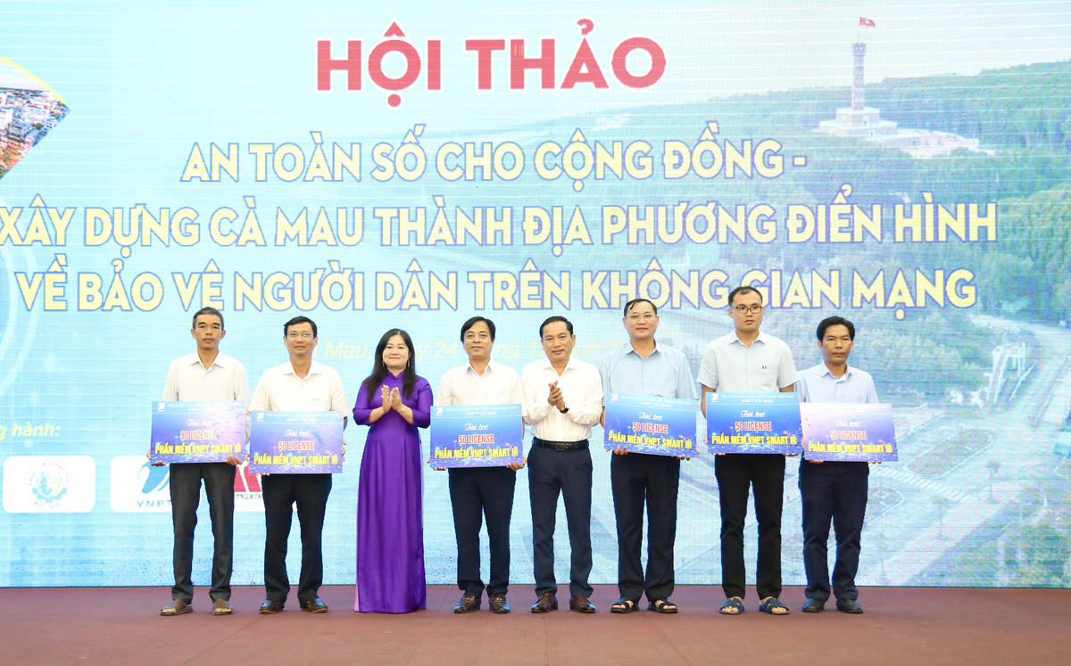 Phó Chủ tịch Uỷ ban MTTQ Việt Nam tỉnh Cà Mau Võ Thị Ngọc Hân cùng lãnh đạo Sở KH&CN tặng 600 Chương trình duyệt virus cho các trường THPT trên địa bàn tỉnh. Ảnh: Thanh Tiến