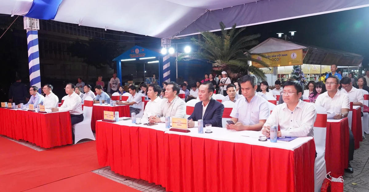Các đại biểu tham dự lễ khai mạc. (ảnh X.H)