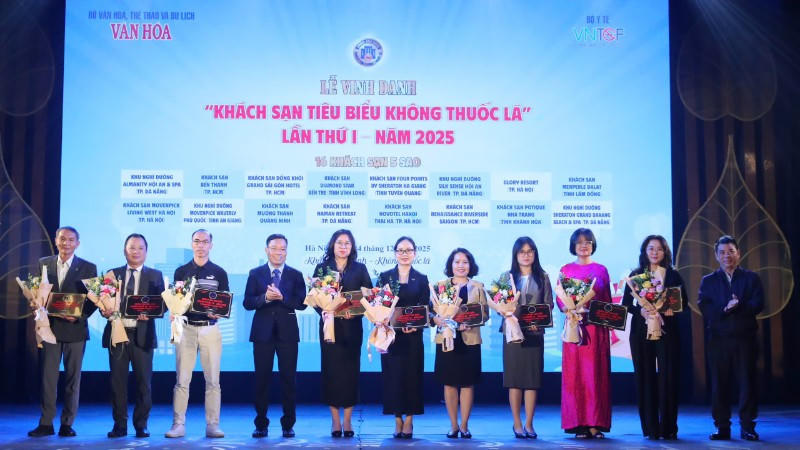 Vinh danh khách sạn tiêu biểu không thuốc lá được vinh danh. Ảnh: VH