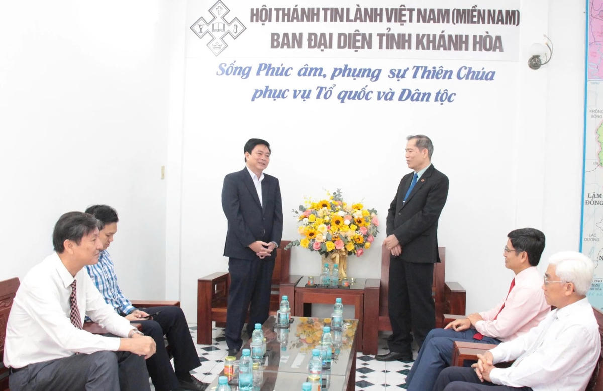 Ông Lữ Thanh Hải, Phó Chủ tịch Thường trực HĐND tỉnh Khánh Hòa cùng đoàn công tác thăm, chúc mừng Ban đại diện Hội thánh Tin lành Việt Nam (miền Nam) tỉnh nhân dịp Giáng sinh 2025. (ảnh H.L)