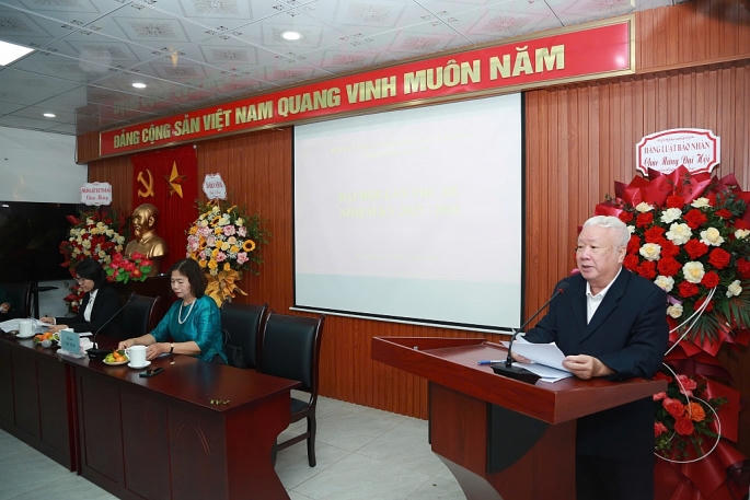 Phó Chủ tịch, Trưởng Ban kiểm tra Hội Bảo trợ tư pháp cho người nghèo TP Hà Nội Nguyễn Văn Bình trình bày báo cáo dự thảo tại Đại hội. Ảnh Nguyễn Hùng.