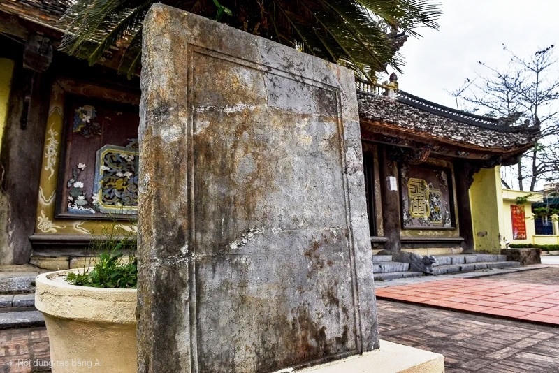 Hiện bên trong di tích  vẫn còn tấm bia ghi danh 11 vị tiến sĩ của làng Nguyệt Viên đỗ đạt thời Phong kiến. Ảnh: Nguyễn Chung.