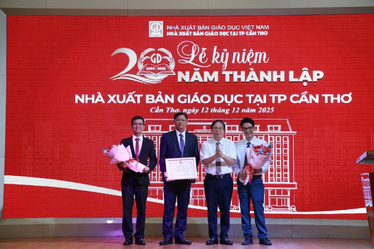 Ông Nguyễn Tiến Thanh – Chủ tịch HĐTV, Tổng Giám đốc NXBGDVN trao bằng khen cùa Bộ GD&amp;ĐT cho NXBGD tại TP. Cần Thơ