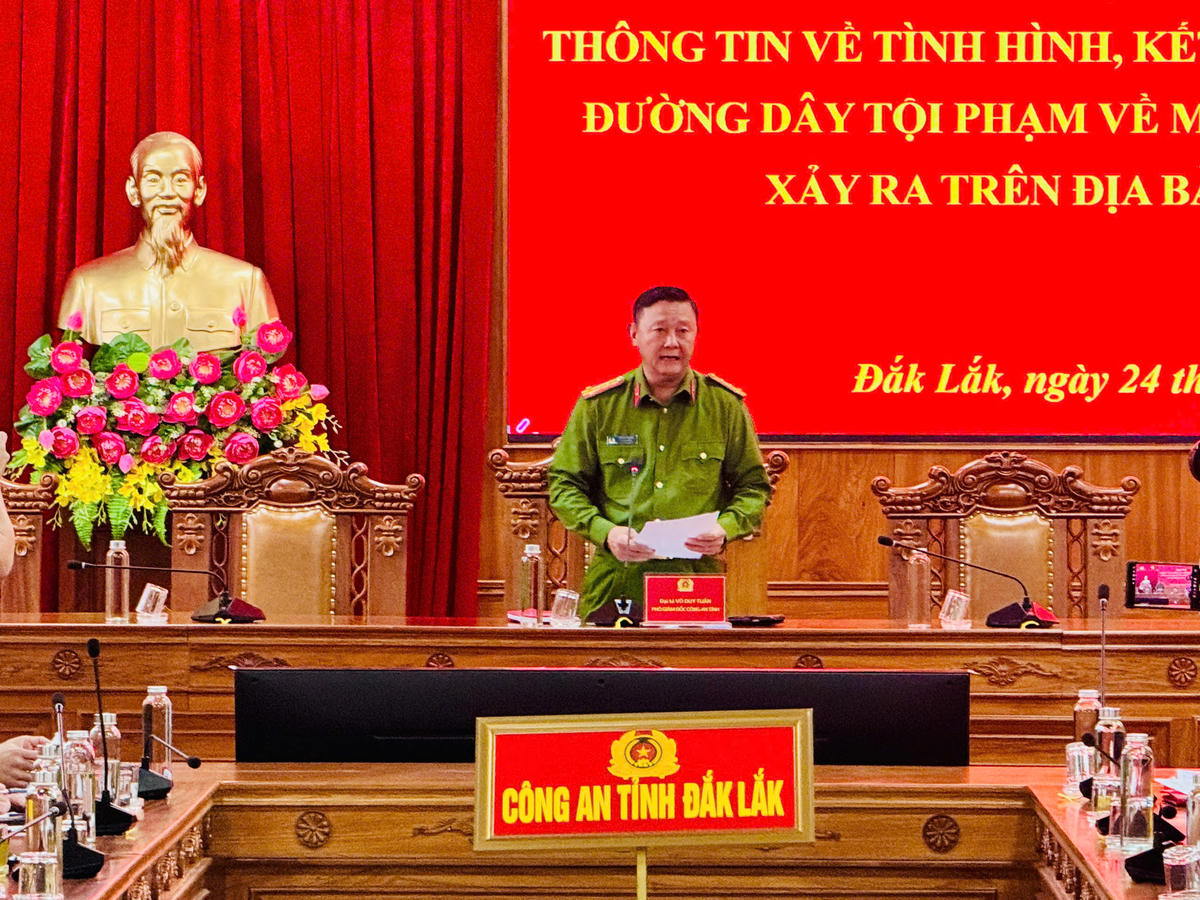 Đại tá Võ Duy Tuấn – Phó Giám đốc Công an tỉnh Đắk Lắk thông tin tại buổi họp báo. Ảnh: Thanh Nga.