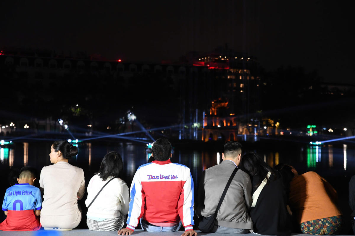 Khoảnh khắc bên lễ hội ánh sáng ở hồ Gươm. Ảnh: Phạm Sỹ.