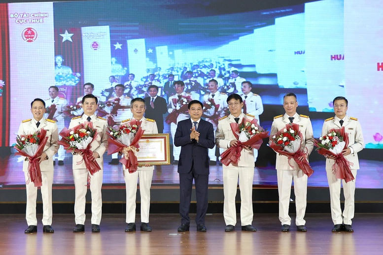 Bộ trưởng Nguyễn Văn Thắng trao tặng Huân chương Lao động hạng Ba cho tập thể Cục Thuế. Ảnh: GDT.. 