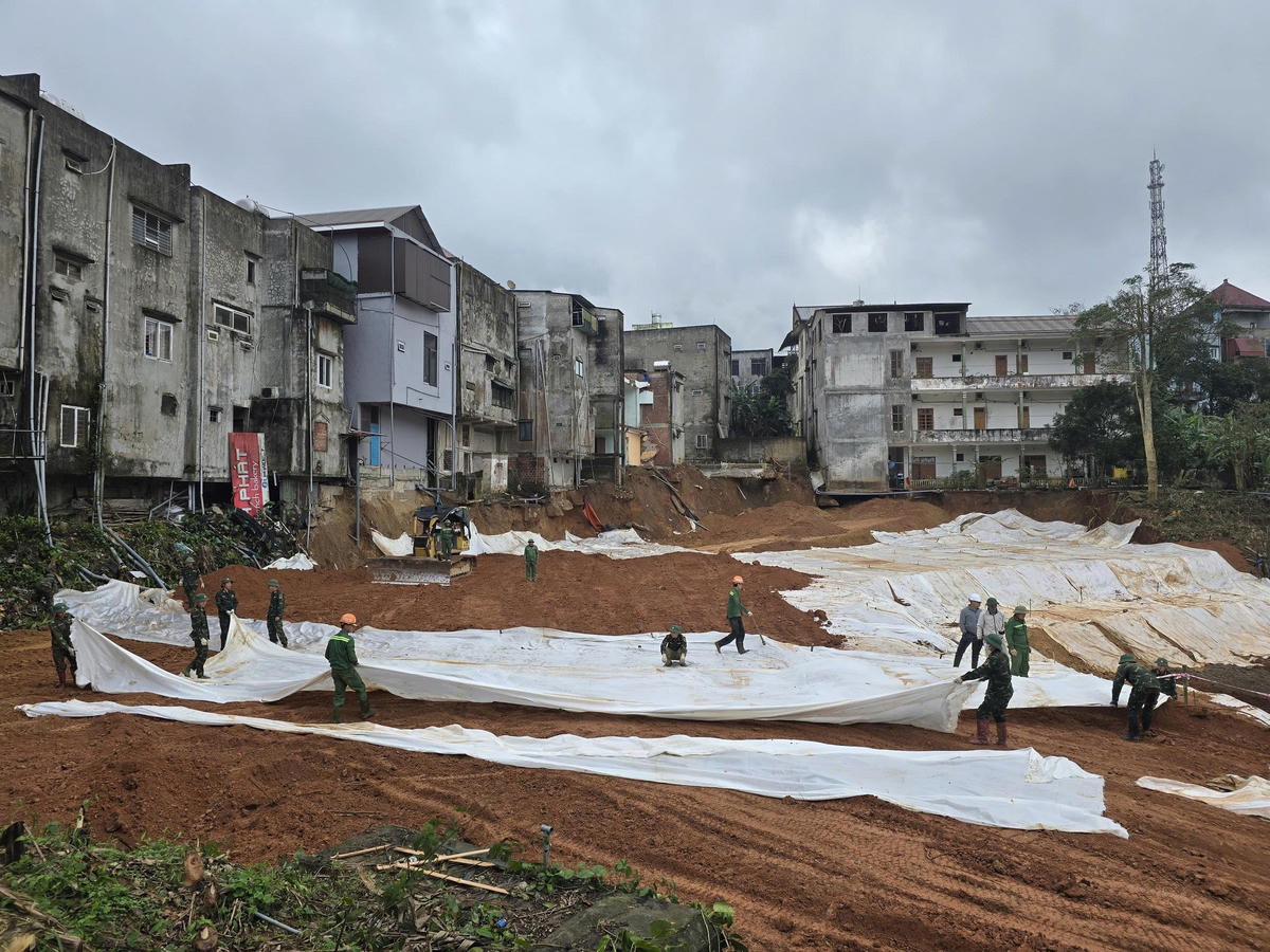 Gấp rút thi công công trình chống sụt trượt tại xã Khe Sanh