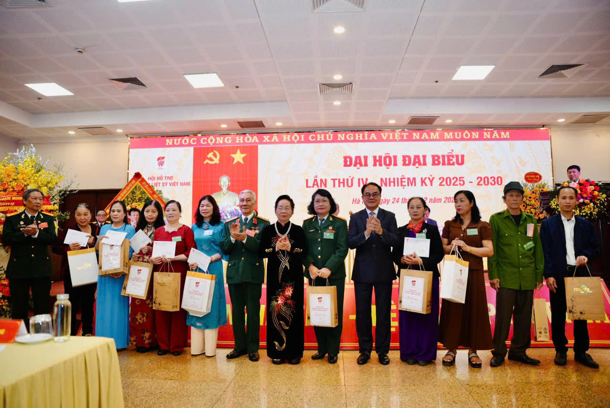 Nguyên Phó Chủ tịch nước Nguyễn Thị Doan và Thứ trưởng Bộ Nội vụ Vũ Chiến Thắng tặng quà các thân nhân liệt sĩ.