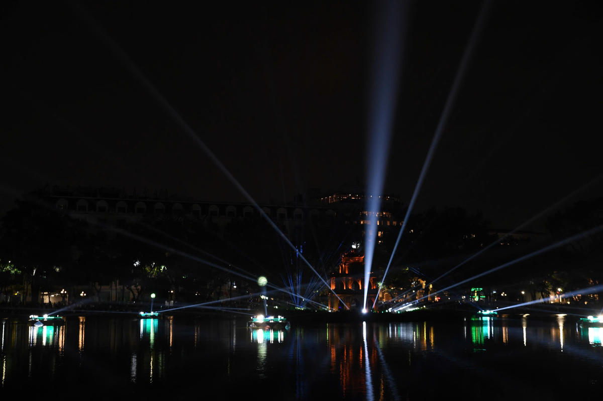 Không gian chiếu sáng nghệ thuật Hồ Gươm - Tháp Rùa sẽ được trình chiếu vào các buổi tối, liên tục từ ngày 24/12/2025 đến hết ngày 4/1/2026. Ảnh: Phạm Sỹ.

 
