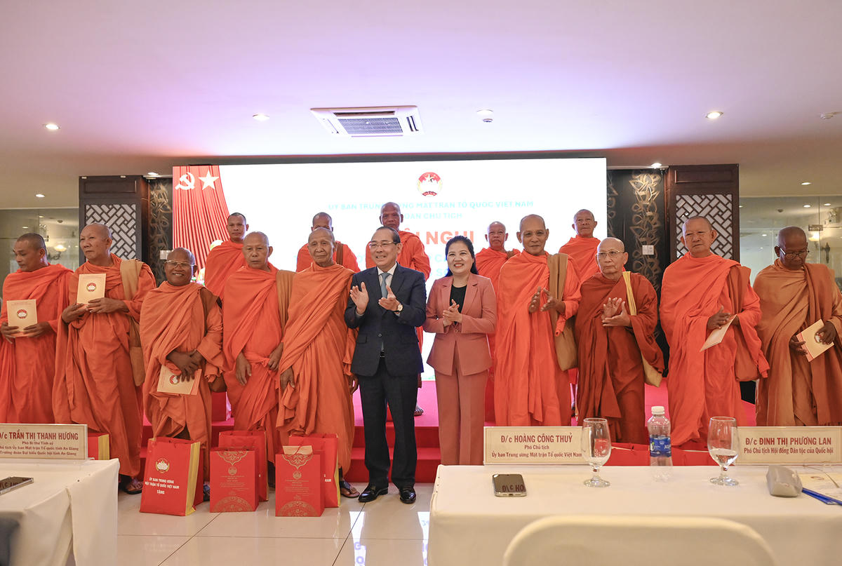 Phó Chủ tịch Ủy ban Trung ương MTTQ Việt Nam Hoàng Công Thủy và  Phó Chủ tịch Hội đồng Dân tộc của Quốc hội Đinh Thị Phương Lan tặng quà cho đại biểu tham dự hội nghị. Ảnh Nguyễn Minh.