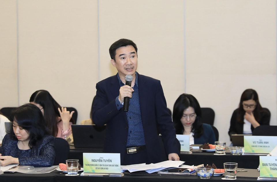 Ông Nguyễn Tuyển, Trưởng phòng Quản lý vận tải và An toàn giao thông (Sở Xây dựng) phát biểu tại tọa đàm. Ảnh: Quang Thái