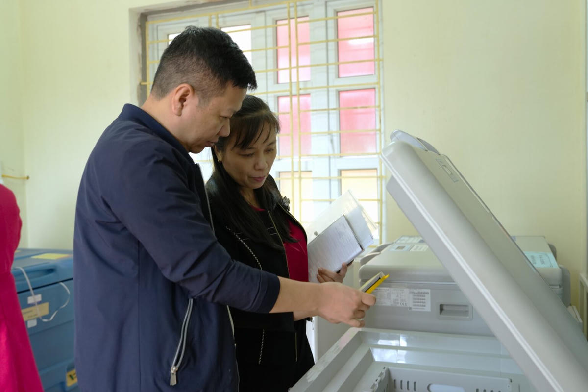 Đoàn công tác của CDC Quảng Ninh thực hiện giám sát, hỗ trợ chuyên môn tại các trạm y tế xã, phường, đặc khu. Trong đó tập trung kiểm tra, hướng dẫn và hỗ trợ vận hành, bảo dưỡng và quản lý buồng lạnh, tủ lạnh bảo quản vaccine theo đúng quy định của Bộ Y tế. Ảnh: CDC Quảng Ninh.