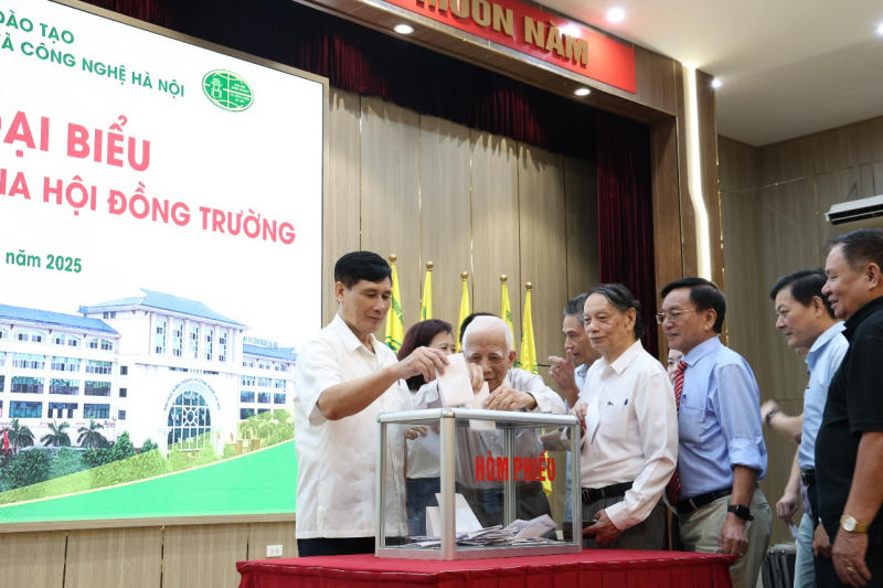 Cán bộ, giảng viên tham gia bỏ phiếu tại Hội nghị đại biểu giới thiệu nhân sự tham gia Hội đồng trường.