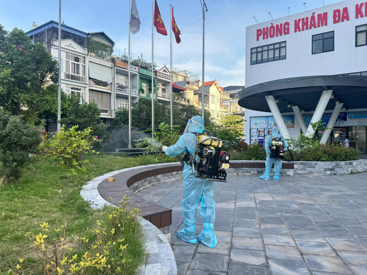 Học viên trong khóa tập huấn thực hành phun mù. Ảnh: CDC Quảng Ninh.