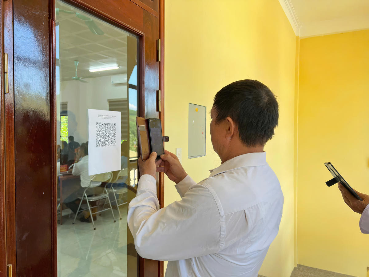 Mã QR được dán ngay tại nhà văn hóa để người dân dễ làm các thủ tục hành chính và tìm hiểu thông tin mình cần. Ảnh: Nguyễn Quý