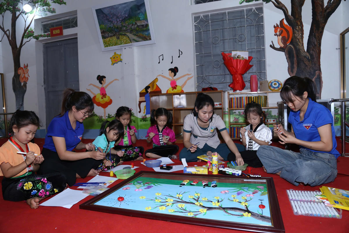 Cô và trò Trường Mầm non Bản Lang (tỉnh Lai Châu). Ảnh: Văn Hiền