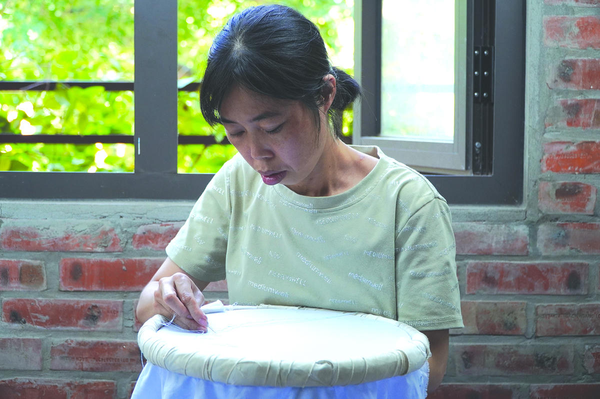 Sự tỉ mỉ của người thợ thể hiện trong từng đường kim mũi chỉ.