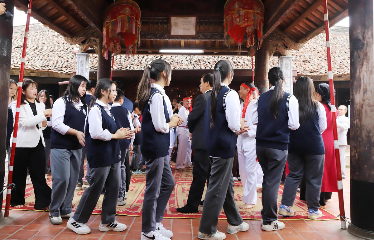 Học sinh được trải nghiệm thực hành hát Xoan ngay tại đình Hùng Lô. Ảnh: Phương Thanh