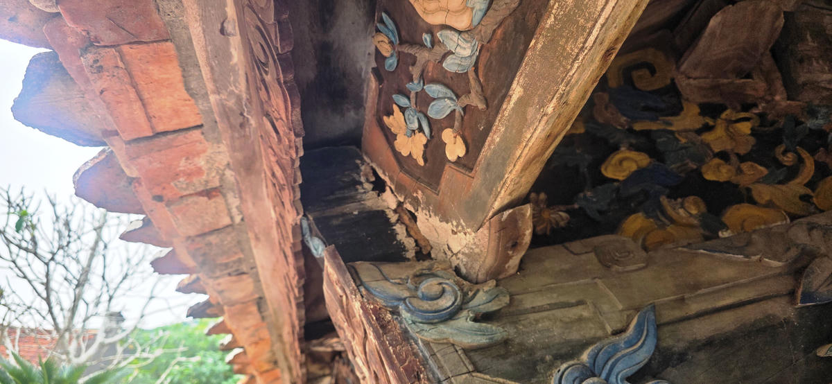 Các đầu bệ đỡ, xà, kèo đã bắt đầu bị mục rỗng và đứt gãy... Ảnh: Nguyễn Chung.