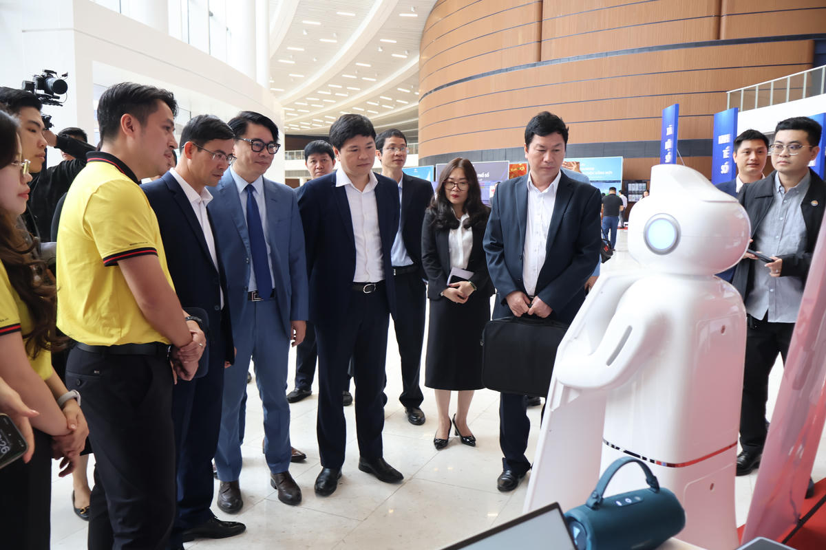 Đại biểu tham quan, trải nghiệm triển lãm “Công nghệ số - Cuộc sống số”. Ảnh: ĐT.&nbsp;