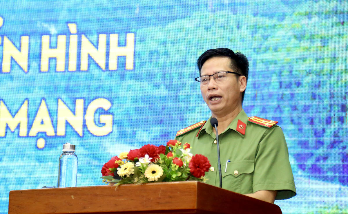 Thượng tá Trần Duy Kiên, Phó Trưởng phòng An ninh mạng và phòng chống tội phạm sử dụng công nghệ cao Công an tỉnh Cà Mau phát biểu tại Hội thảo. Ảnh: Nguyên Du