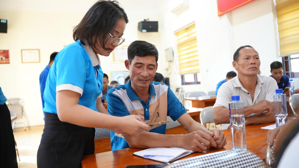 Tại xã Điền Xá, các lớp học “bình dân học vụ số” được xã triển khai đã thu hút đông đảo người dân tham gia. Tại đây, cán bộ xã cùng lực lượng đoàn viên thanh niên đã trực tiếp hướng dẫn người dân các kỹ năng số cơ bản như: Sử dụng điện thoại thông minh, quét QR-Code, đăng ký dịch vụ công trực tuyến, thanh toán không dùng tiền mặt, làm quen với các ứng dụng trí tuệ nhân tạo AI… Ảnh: Nguyễn Quý