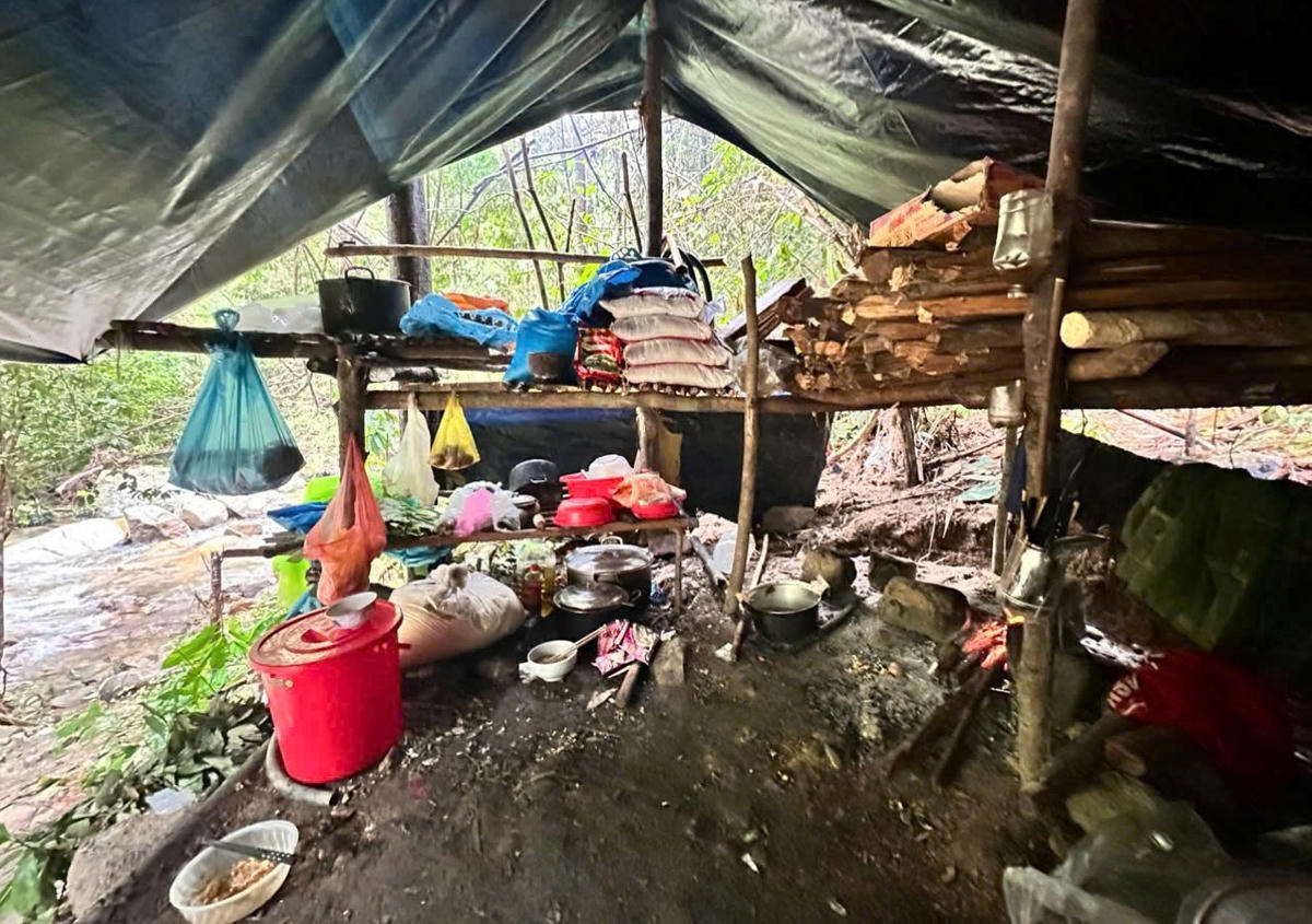 Nơi ăn ở các đối tượng khai thác vàng trái phép. Ảnh: CV.