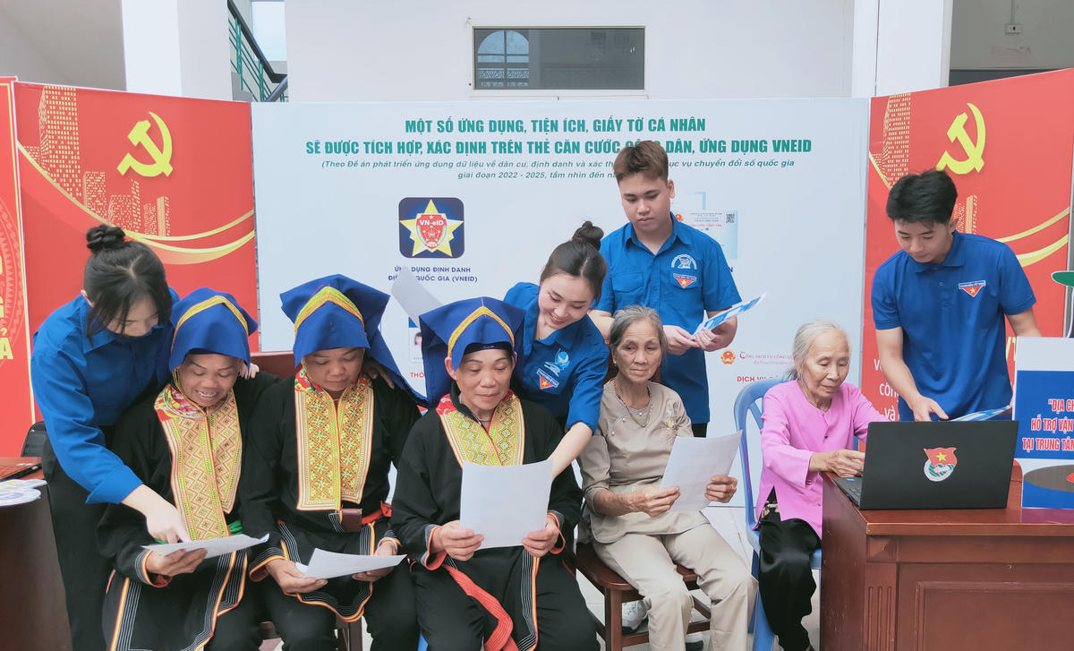 Đoàn thanh niên xã Điền Xá hướng dẫn bà con DTTS sử dụng VNeID. Ảnh: Nguyễn Quý