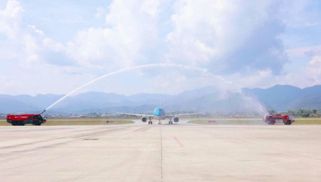 Nghi thức phun vòi rồng chào đón chuyến bay thẳng đầu tiên kết nối TP.HCM và Điện Biên.