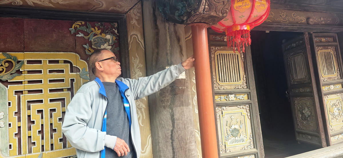 Ở phần mái trước, các đầu kèo đã bị mục rỗng và đứt gãy, đe dọa kéo sập cả phần mái tiền. Để khắc phục, Ban quản lý nghè đã cho trát vữa bê tông phần đầu đao và dựng hai cây ống sắt, cỡ phi 90 để làm cột đỡ. Ảnh: Nguyễn Chung.