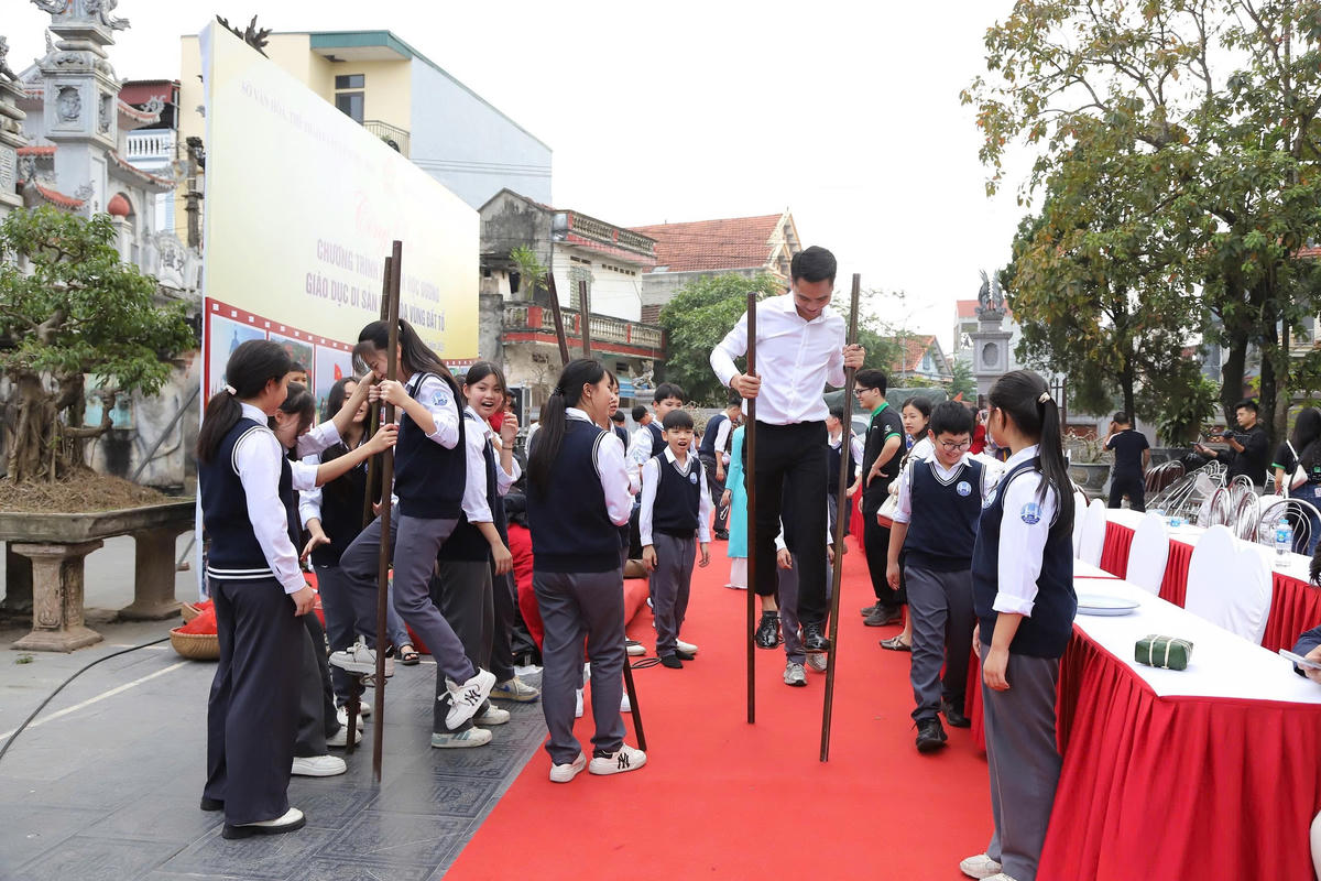 Vui trò chơi dân gian. Ảnh CTV