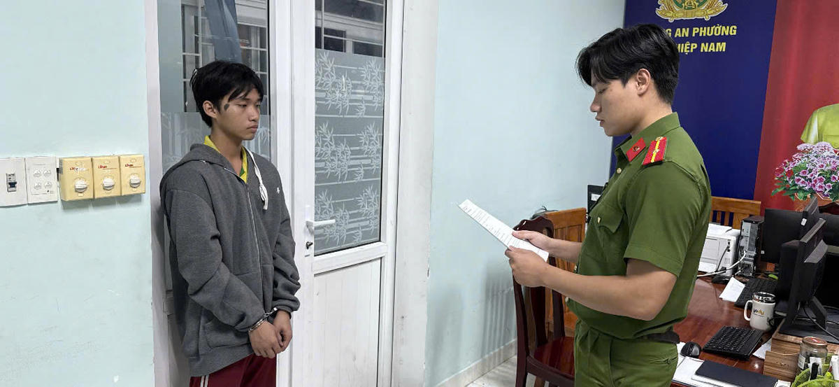 Lực lượng Công an Đà Nẵng đọc quyết định bắt&nbsp;giữ Văn Viết Long. Ảnh: CV.