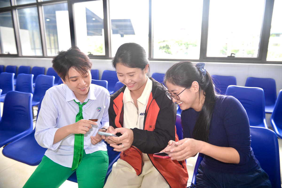 Cán bộ, nhân viên CDC Quảng Ninh nhiệt tình giới thiệu, hỗ trợ người dân cài đặt và sử dụng App CDC Quảng Ninh.