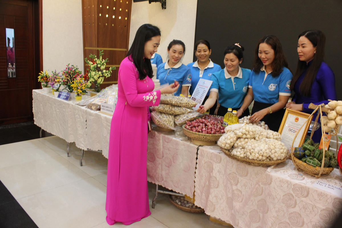 Bà Nguyễn Quỳnh Nga, Phó Chủ tịch Ủy ban MTTQ Việt Nam tỉnh, Chủ tịch Hội Liên hiệp Phụ nữ tỉnh Khánh Hòa, tham quan gian hàng sản phẩm nông sản của địa phương, được giới thiệu tại hội nghị. (ảnh X.H)