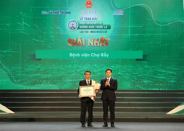 Thứ&nbsp;rưởng Thường trực Bộ Y tế&nbsp;Vũ Mạnh Hà trao giấy chứng nhận và tặng hoa cho cơ sở y tế đạt giải Nhất - Bệnh viện Chợ Rẫy.