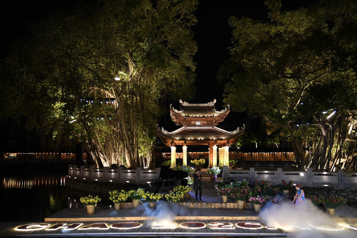 Chương trình nghệ thuật đặc biệt “Chào 2026” diễn ra trên nền di sản không chỉ là bối cảnh mà trở thành một phần sống động của câu chuyện nghệ thuật đương đại. Ảnh: Phạm Sỹ.