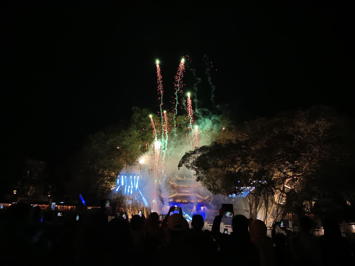 Trình diễn âm nhạc điện tử, kết hợp với những màn pháo hoa.&nbsp; Ảnh: Phạm Sỹ.. 