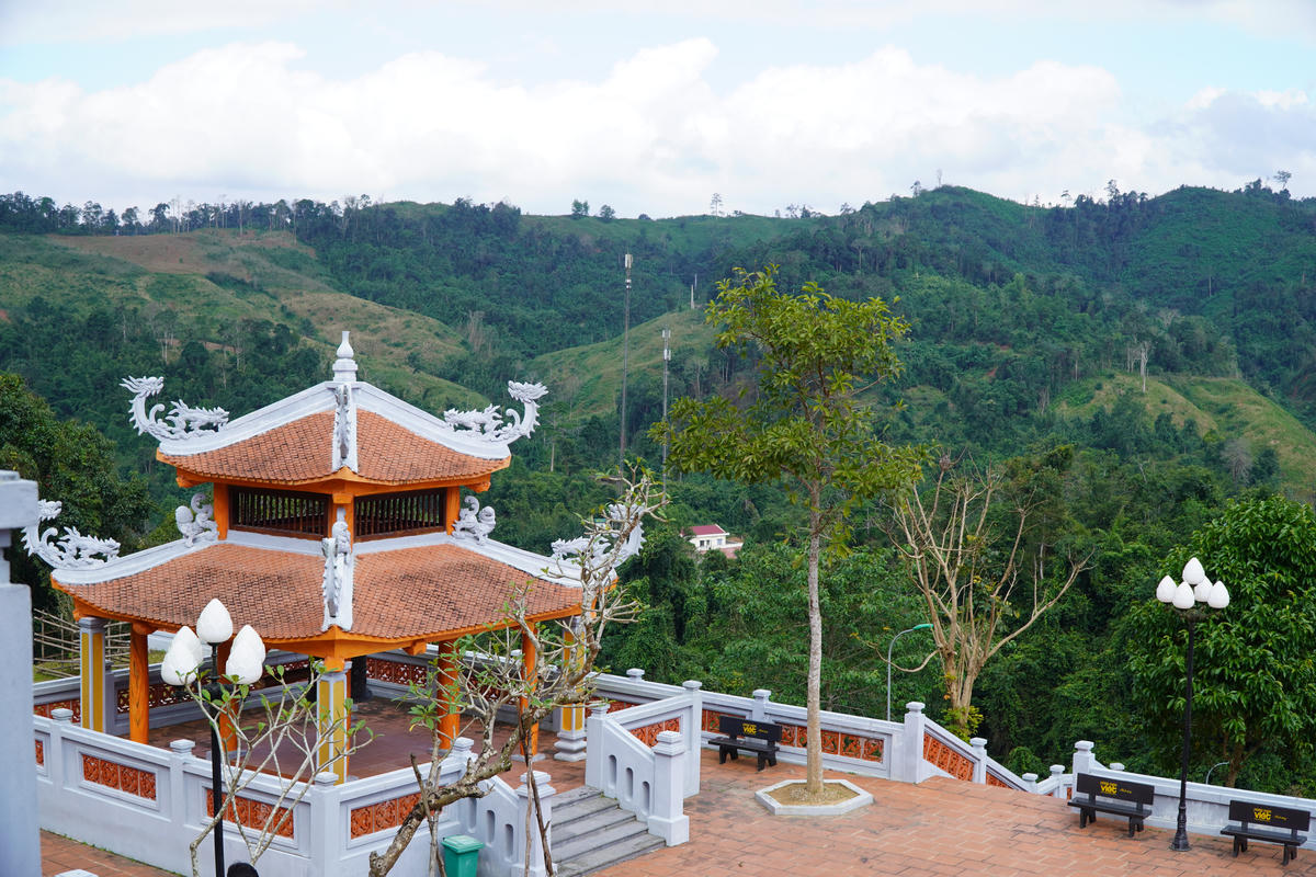 Người dân, du khách khi đến viếng Đền tưởng niệm liệt sĩ Trường Sơn, trọng điểm Cà Roòng – ATP, có thể sử dụng điện thoại mà không còn lo “mất sóng”.