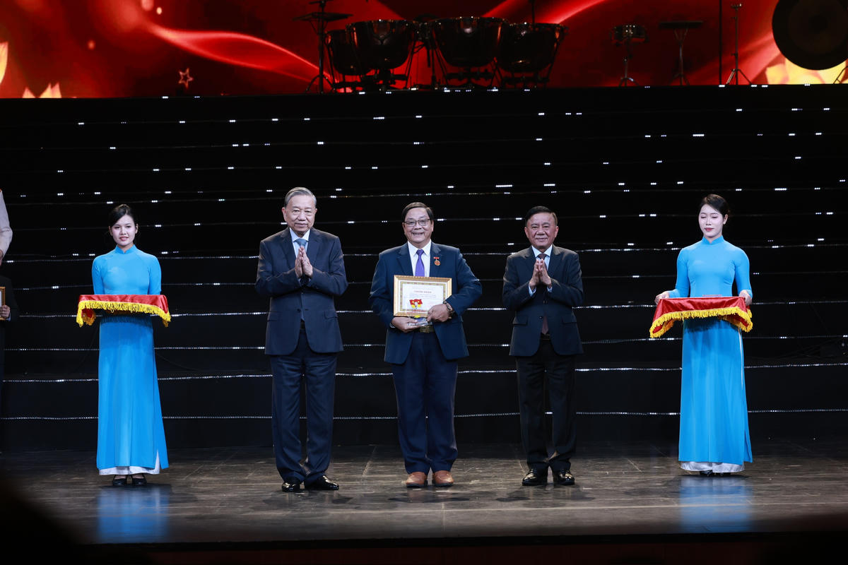 Tổng Bí thư Tô Lâm và Thường trực Ban Bí thư Trần Cẩm Tú trao Giấy chứng nhận và Biểu trưng cho các cá nhân, tập thể điển hình tiêu biểu toàn quốc trong học tập và làm theo tư tưởng, đạo đức, phong cách Hồ Chí Minh năm 2025. Ảnh Như Ý