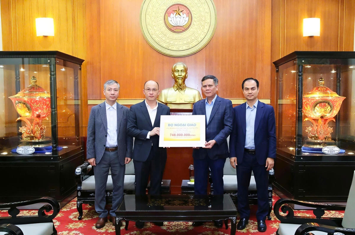 Phó Bí thư Đảng ủy MTTQ, các đoàn thể Trung ương Trần Thắng tiếp nhận ủng hộ từ . Bộ Ngoại giao. Ảnh: Văn Hoa