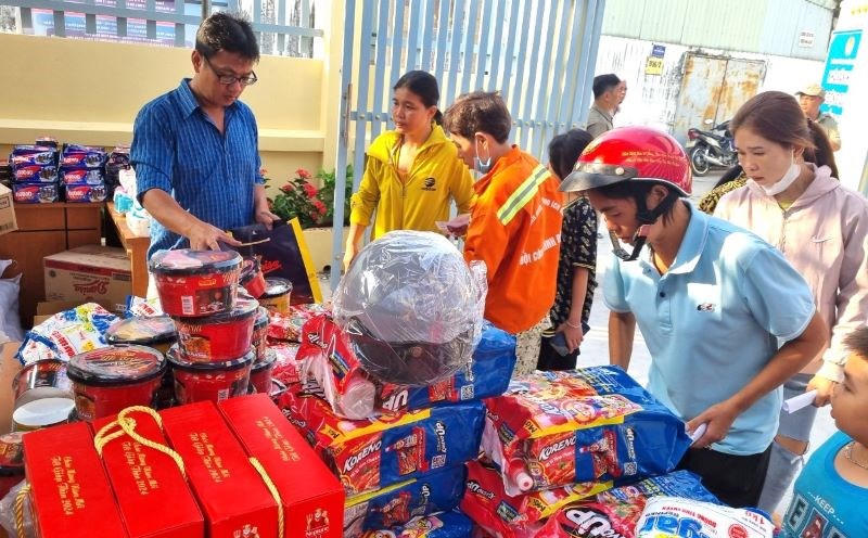 Ngoài việc chăm lo, tặng quà, người lao động trên địa bàn TP Hồ Chí Minh còn được mua hàng giá rẻ. Ảnh: Vũ Phong
