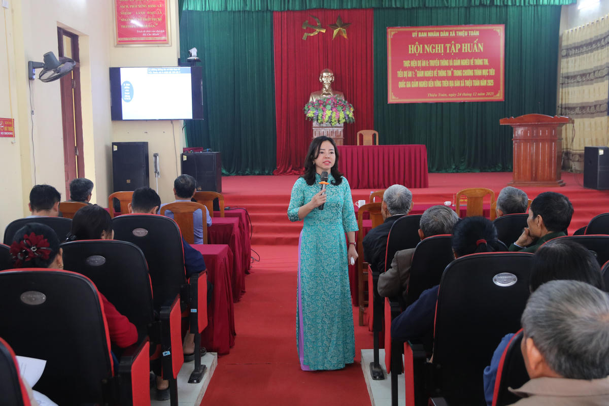 Giảng viên trường Đại học Công nghiệp Thanh Hóa truyền đạt kỹ năng sử dụng điện thoại thông minh, tra cứu dịch vụ công trực tuyến, thông tin về giá cả thị trường, thời tiết và kỹ thuật nông nghiệp. Vai trò của truyền thông cơ sở trong hỗ trợ hộ nghèo và hộ cận nghèo tiếp cận thông tin nhanh chóng, chính xác.&nbsp;Ảnh: thieutoan.thanhhoa.gov.vn
